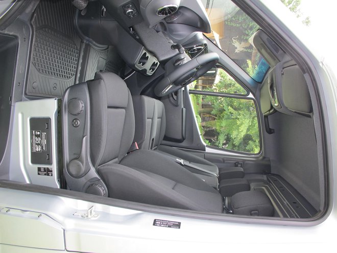 Voznikov delovni prostor je sodoben in ergonomsko podoben osebnemu vozilu. FOTO: Blaž Kondža