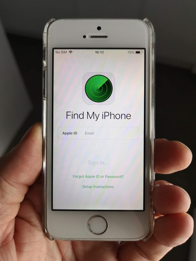 S pomočjo aplikacije Find My iPhone lahko zaklenemo ali pobrišemo izgubljeni ali ukradeni telefon. FOTO: Staš Ivanc