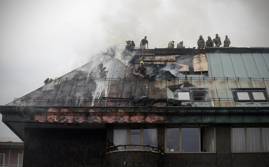Fotografija: Požar na hotelu Union FOTO: Blaž Samec/Delo