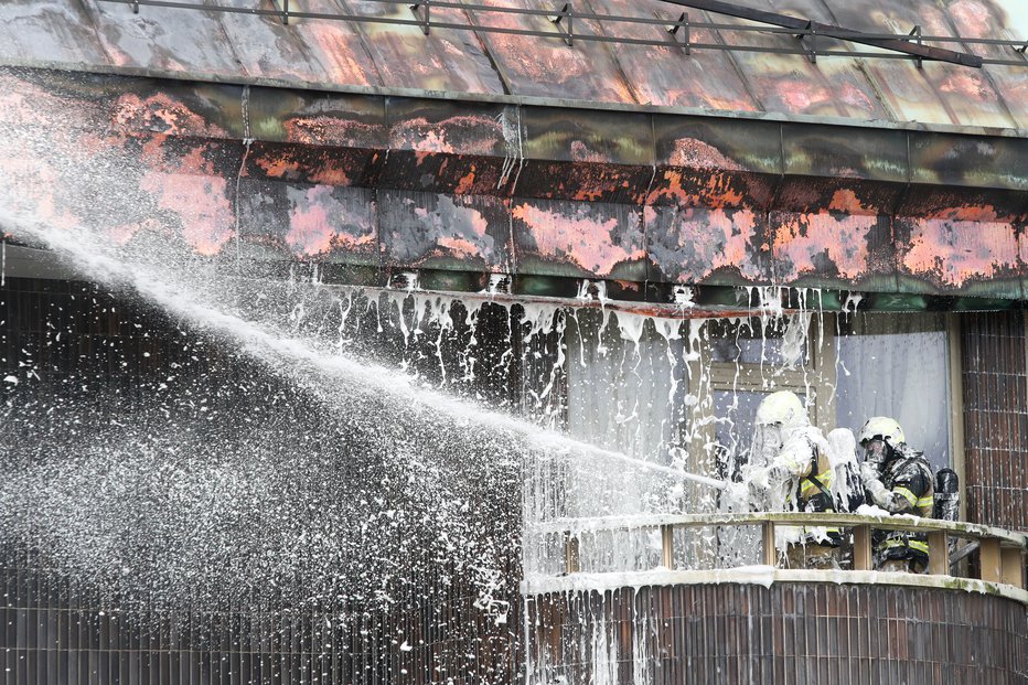 Fotografija: 75 gasilcev gasilo požar na strehi kongresnega dela hotela Union. FOTO: Marko Feist