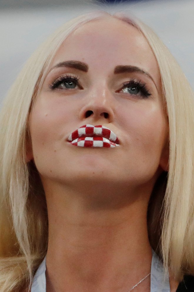 Le kdo si ne bi zaželel tega kockastega navijaškega poljuba? FOTO: Reuters