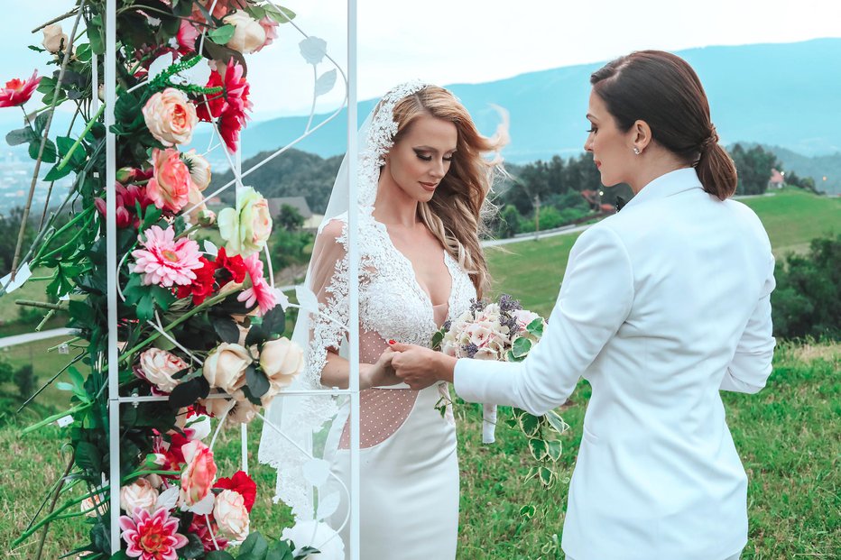 Fotografija: Natalija se je poročila v hlačnem kostimu in opozorila, da si vse ljubezni zaslužijo spoštovanje.

​foto Tibor Golob
