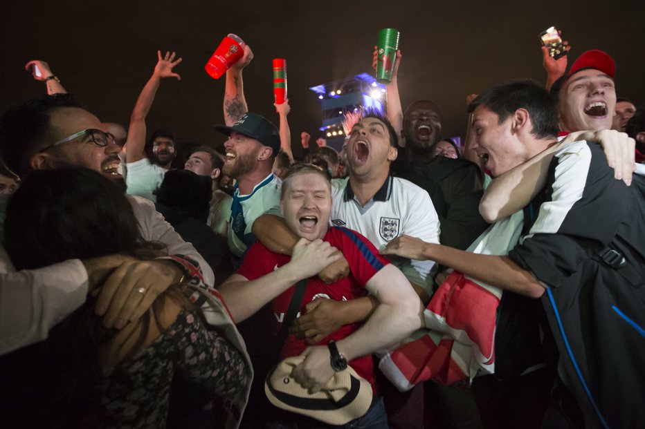 Fotografija: Angleški navijači se množično zgrinjajo v Samaro. FOTO: AP