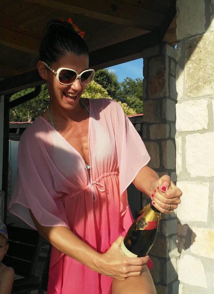 Fotografija: Dominika ni pričakovala, da jo bodo sredi oddiha na morju presenetili s šampanjcem. Foto: facebook