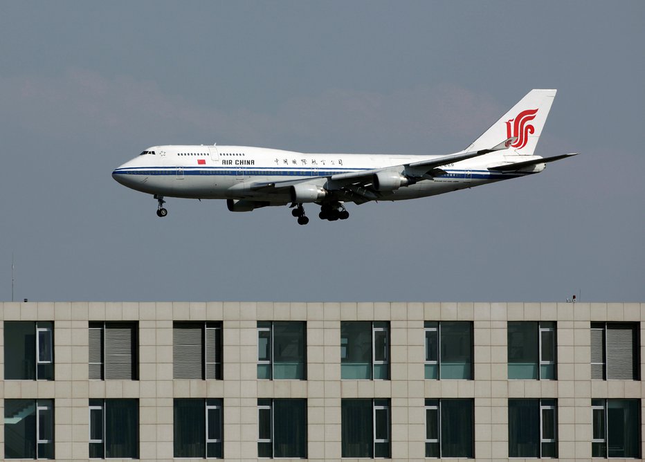 Fotografija: Letalo družbe Air China je moralo zasilno pristati. FOTO: Reuters