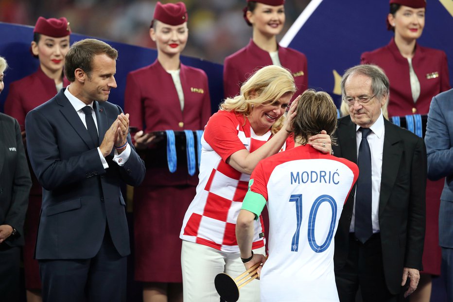 Fotografija: Hrvaška predsednica je v Moskvi tolažila najboljšega igralca prvenstva Luko Modrića. FOTO: Carl Recine Reuters