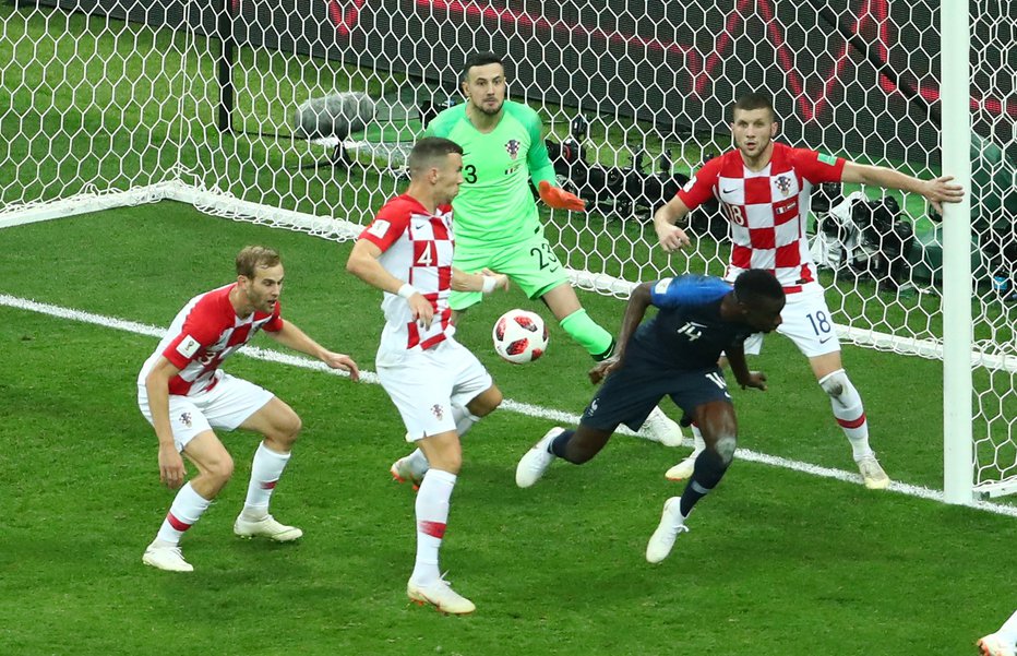 Fotografija: Ivana Perišića je žoga zdela v roko. FOTO: Michael Dalder, Reuters