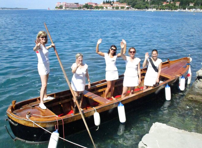 Veslačice Voga veneta Piran, ki se z beneškim topom udeležujejo ženskih veslaških tekem s tradicionalnimi plovili. FOTO: Janez Mužič
