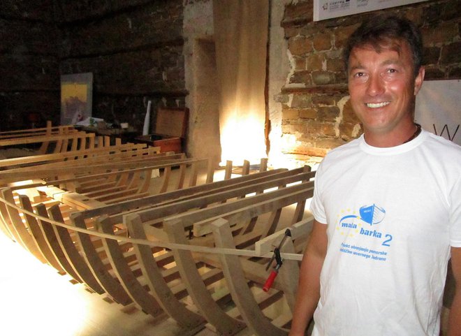 Tomi Sinožič: »Doma smo od nekdaj imeli lesene barke in od mladih nog pomagam pri popravilih.« FOTO: Janez Mužič