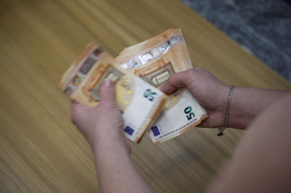 Fotografija: Približno 35 tisoč Slovencev bo v povprečju prejelo 915 evrov. FOTO: Leon Vidic, Delo