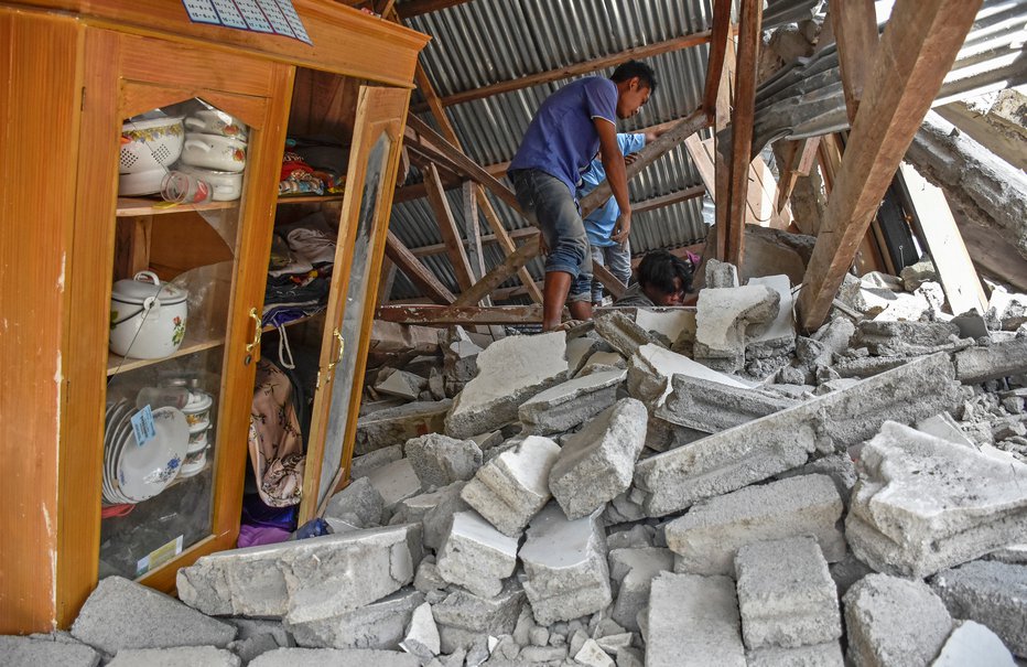 Fotografija: Stresel jih je potres z magnitudo 6,4. FOTO: Reuters