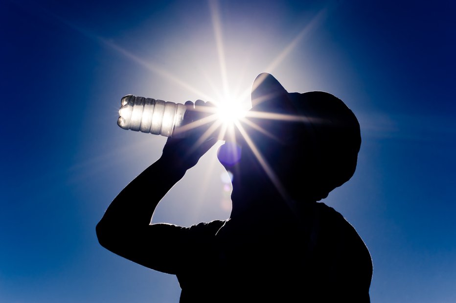 Fotografija: V vročini se boste učinkoviti ohladili tudi, če boste popili veliko vode. FOTO: Shutterstock