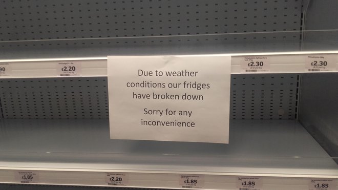 Takole so se opravičili kupcem, ko so v kar več trgovinah zaradi vročine odpovedali hladilniki. FOTO: Mateja Blažič Zemljič, Svit Zemljič