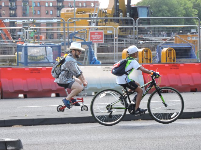 Vedno več kolesarjev na londonskih ulicah se s to obliko prevoza izogiba vročini in zamudi vlakov. FOTO: Mateja Blažič Zemljič, Svit Zemljič