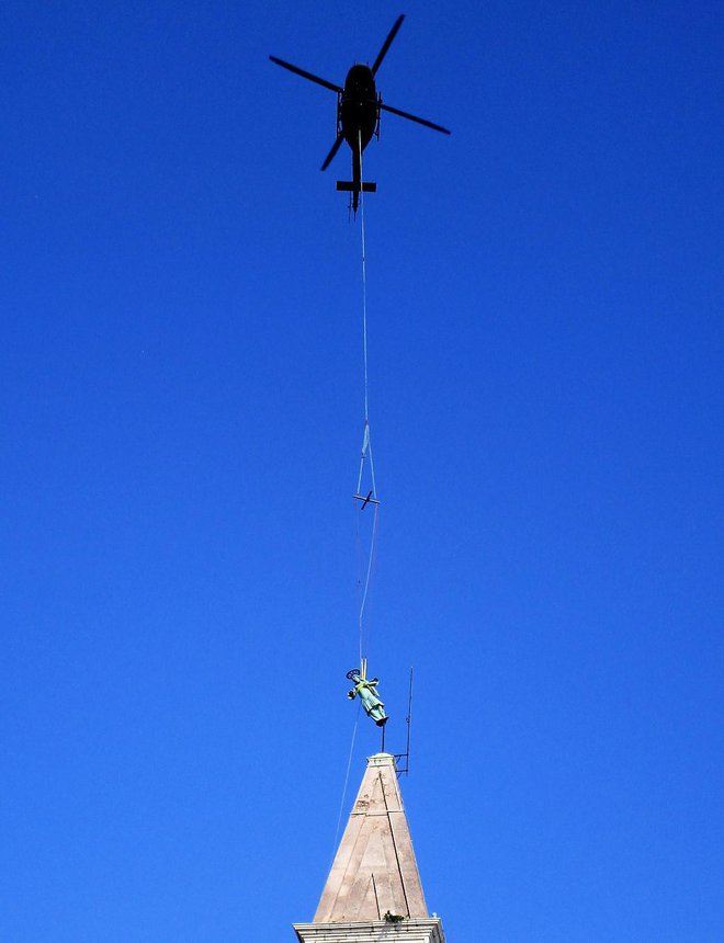 Nadangel se je odlepil od zvonika. FOTO: Janez Mužič in Župnija Piran