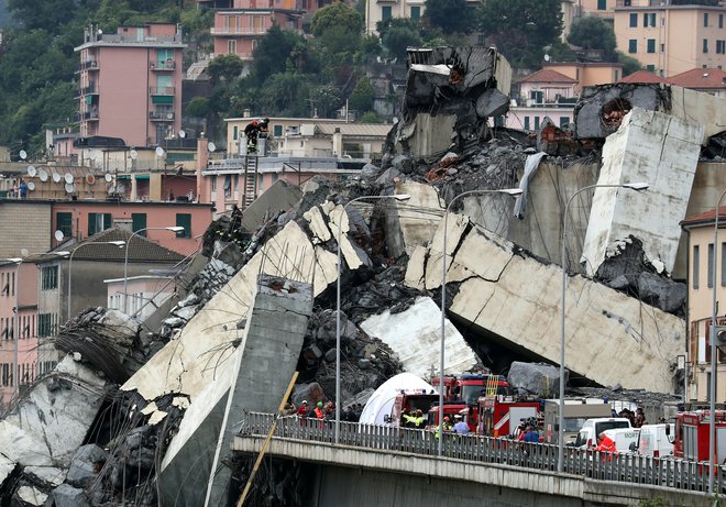 Viadukt Morandi je padel na naselje. FOTO: Reuters