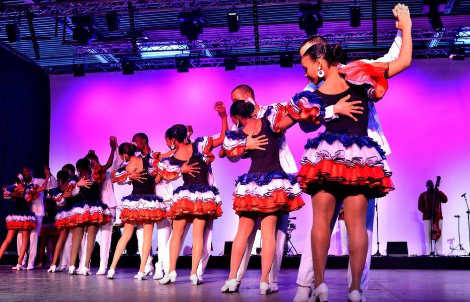 Fotografija: Kubanski plesalci z enega od belgijskih festivalov. Po gostovanju na odprtju folklornega Festivala src v Italiji, pa bodo v sredo le lahko odšli domov. FOTO: Facebook