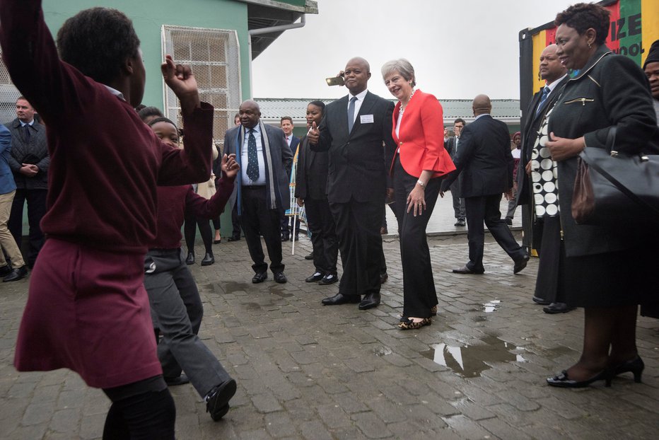 Fotografija: Britanska predsednica vlade Theresa May v Južni Afriki. FOTO: Reuters