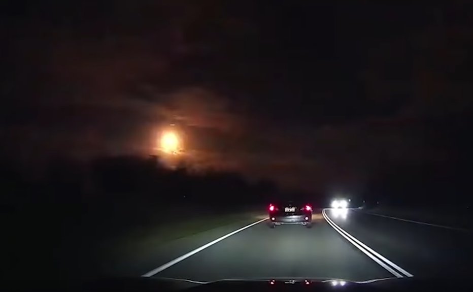 Fotografija: Prebivalce je prestrašila svetleča krogla na nebu. FOTO: Youtube/Perth Observatory