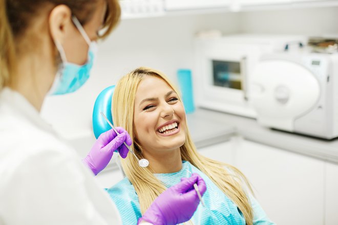 Z rednimi obiski pri zobozdravniku bomo ohranjali zobe zdrave. FOTO: Guliver/Getty Images
