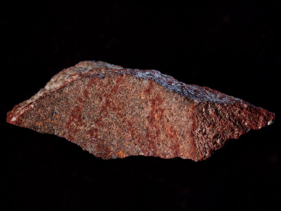 Fotografija: Kamen s črtami so odkrili v jami. FOTO: Reuters