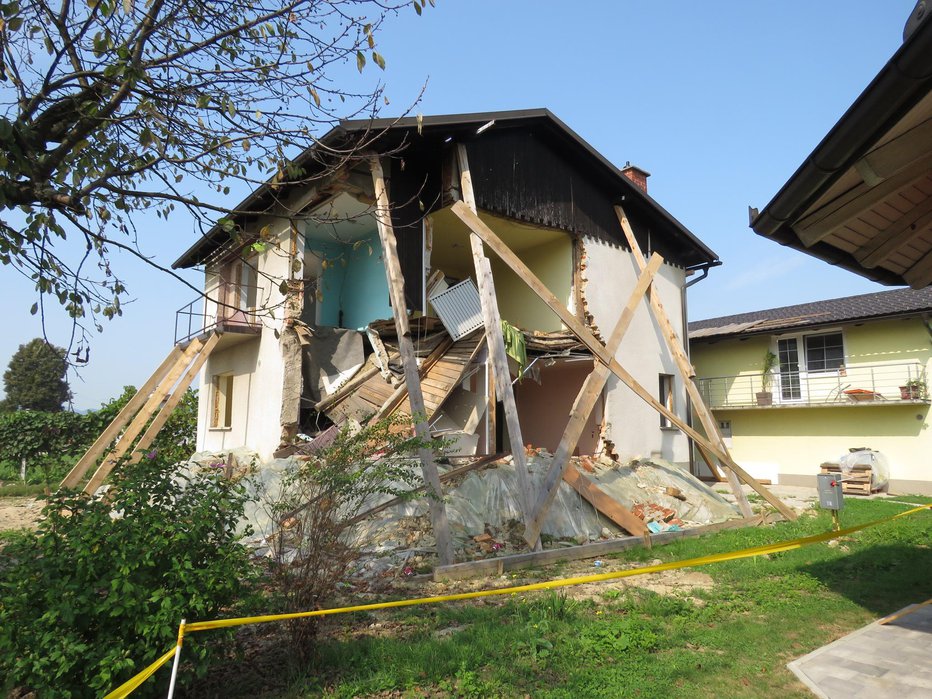 Fotografija: Hiša Bučarjevih na Lopati še stoji, čeprav napol porušena. Foto: Mojca Marot