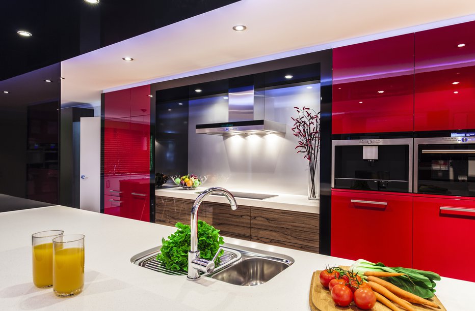 Fotografija: Strokovnjaki za notranjo opremo priporočajo rdečo kuhinjo. FOTO: Thinkstock