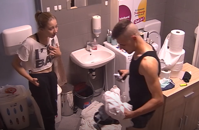 Žiga in Lara med pogovorom v kopalnici. FOTO: Planet TV