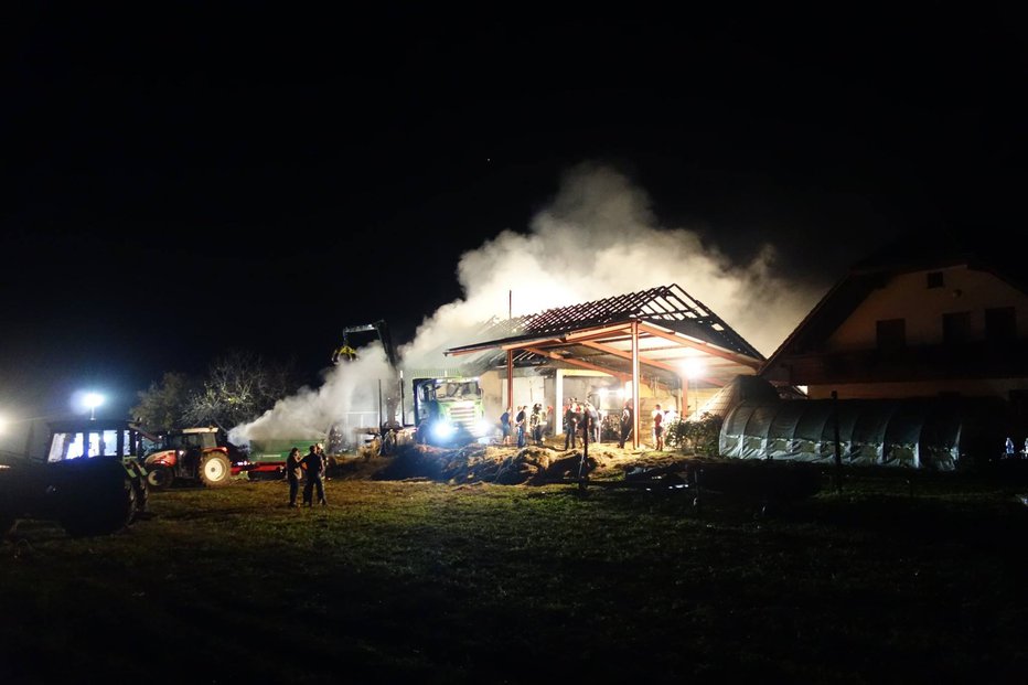 Fotografija: Gasilci so ukrotili ogenj, ki je zajel hlev. FOTO: PGD Grosuplje