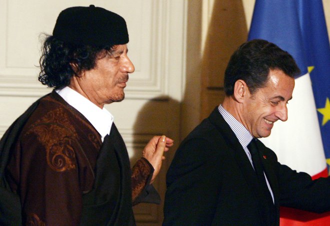 Moamer Gadafi in Nicolas Sarkozy. FOTO: Reuters