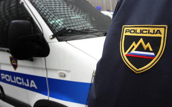 Fotografija: Policisti zdaj iščejo tiste, ki jim je prodal potrdila. FOTO: Ljubo Vukelić, Delo