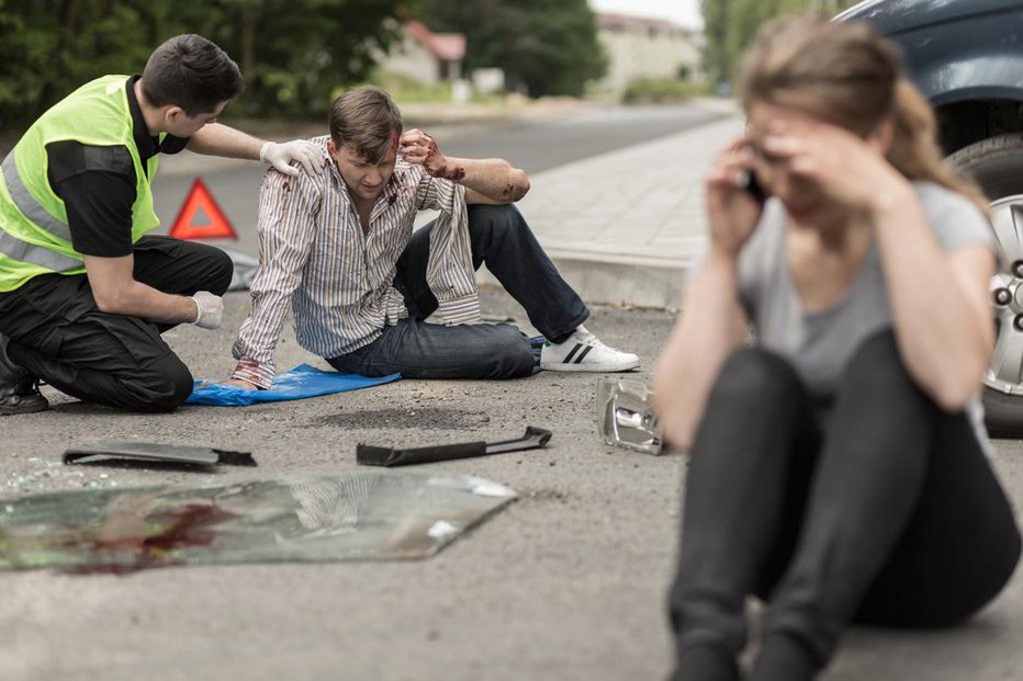 Fotografija: People sitting on the road after car crash FOTO: Katarzynabialasiewicz Getty Images/istockphoto