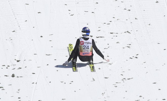 Avstrijec Gregor Schlierenzauer je z 253,5 metra poskrbel za doslej najdaljši polet v Planici, na žalost pa je po pristanku z rokami podrsal po snegu. FOTO: Marko Feist