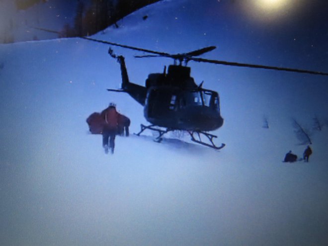 Celjski gorski reševalci so na pomoč poklicali helikopter Slovenske vojske, ta je truplo nesrečnega Jureta Vilčnika odpeljal v dolino. Foto: GRS Celje