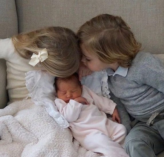 Princesa Leonore in princ Nicolas sta se razveselila sestrice. FOTO: Instagram