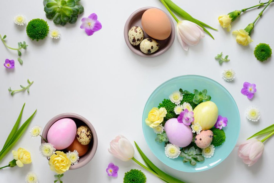 Fotografija: Pirhe lahko okrasite s sodobnejšimi motivi, izpihane jajčne lupine pa uporabite za zanimive dekoracije. FOTO: Shutterstock