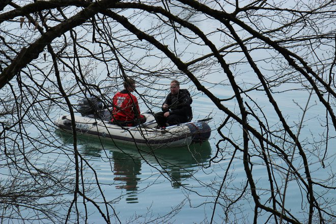 Dva poklicna gasilca sta se odpravila s čolnom po Krki. FOTO: Tanja Jakše Gazvoda