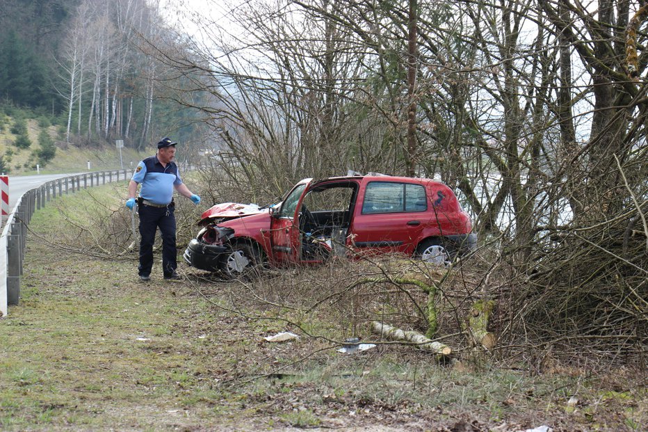 Fotografija: Prve ugotovitve kažejo, da je šlo za prometno nesrečo. FOTO: Tanja Jakše Gazvoda