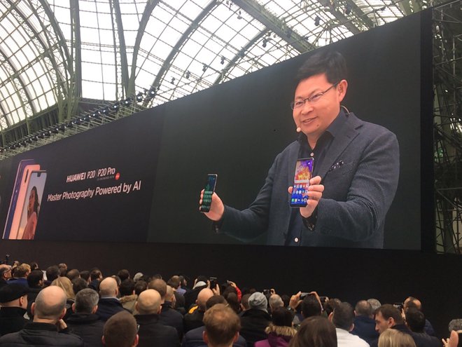 Eden od rotirajočih šefov Huaweija Richard Yu ponosno predstavlja nova telefona svetovni javnosti.