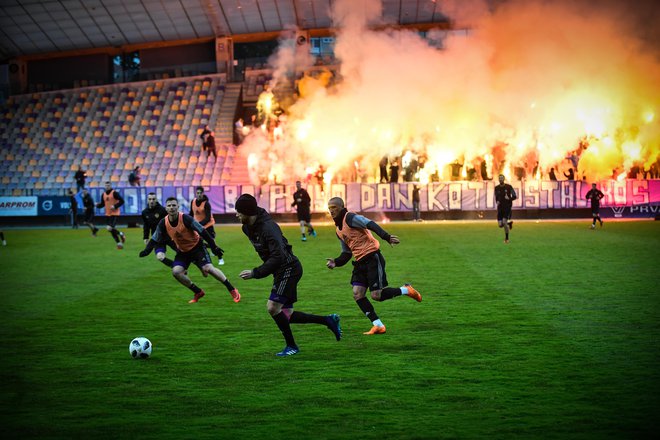 Viole so ognjevito spodbujale igralce Maribora na četrtkovem treningu. Foto: Marko Pigac