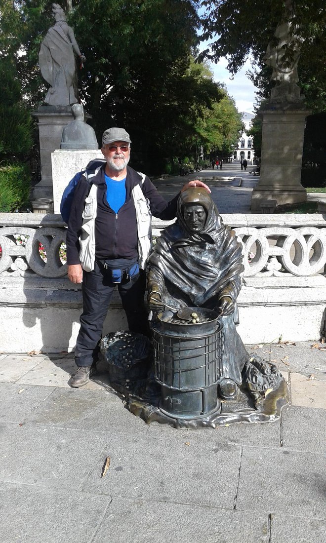 V »izdajalskem« brezrokavniku ob kipu kostanjarke v Leonu. FOTO: Vladimir Jerman