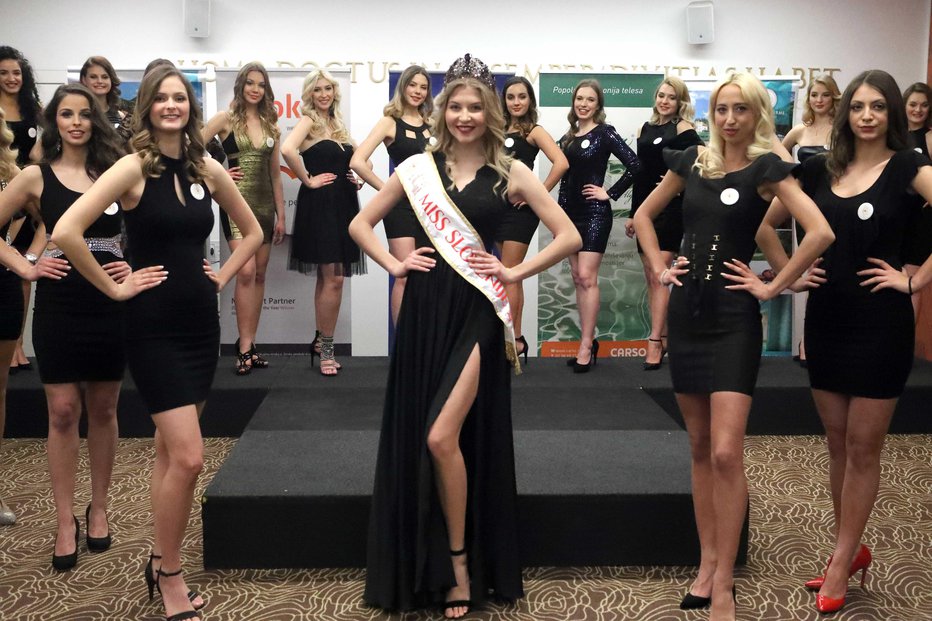 Fotografija: Dekleta se predstavijo, v ospredju aktualna miss Slovenije. Foto: Igor Mali