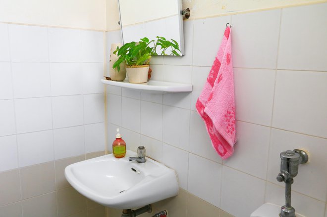 Brisača med umivalnikom in vecejem ni najboljša ideja. FOTO: Guliver/Thinkstock