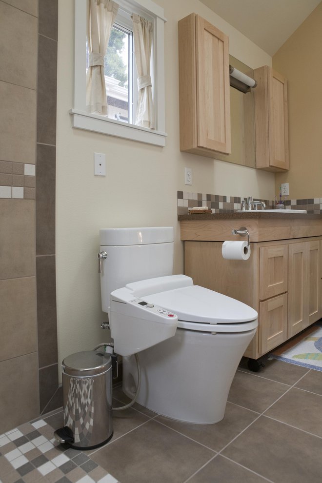 Dobro velja premisliti, kam bomo postavili držalo za toaletni papir. FOTO: Guliver/Thinkstock