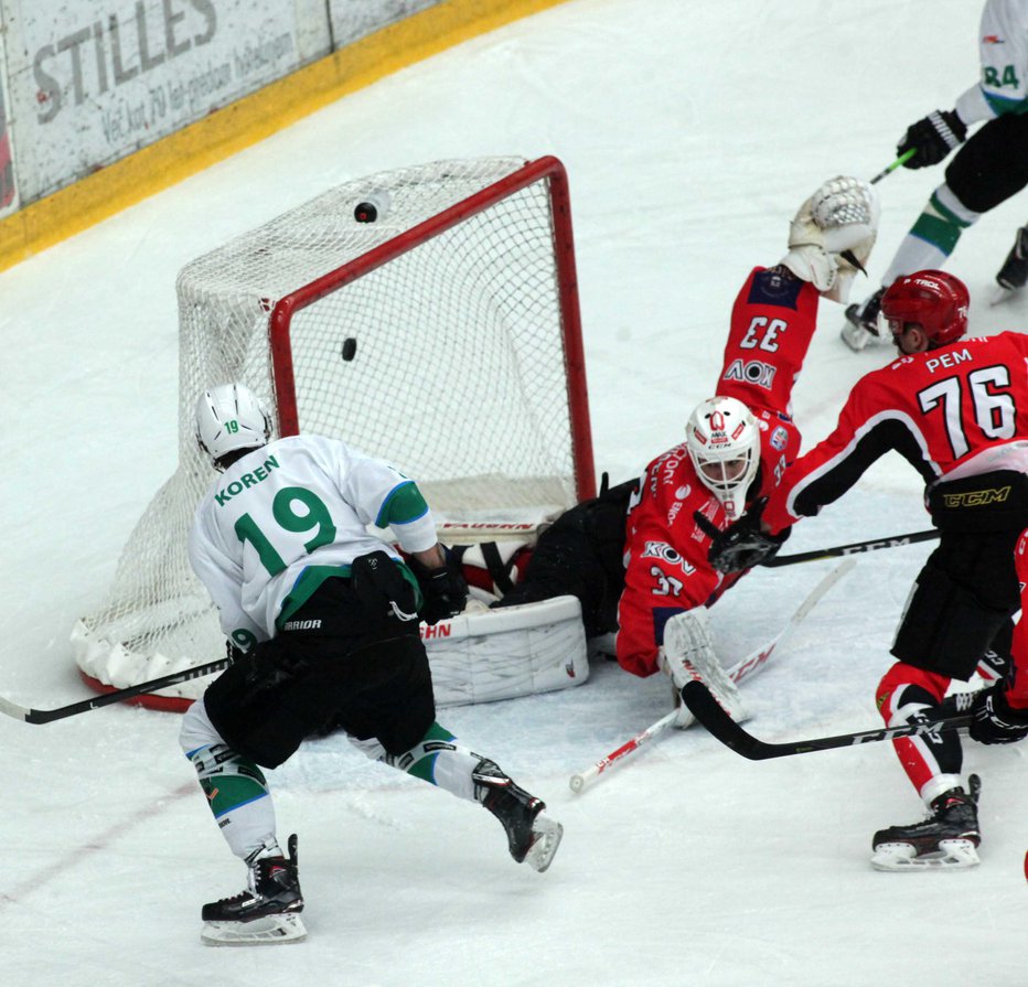Fotografija: V finalu klubske hokejske sezone se bo iskrilo še vsaj na treh derbijih. FOTO: Mavric Pivk