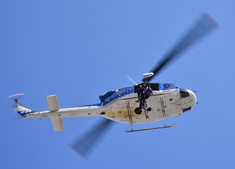 Fotografija: Policijski helikopter je preletaval Ljubljano. FOTO: Oste Bakal