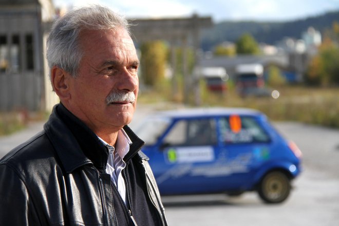 Brane Küzmič, inštruktor varne vožnje, pravi, da niso vsi starejši vozniki tudi nevarni vozniki.