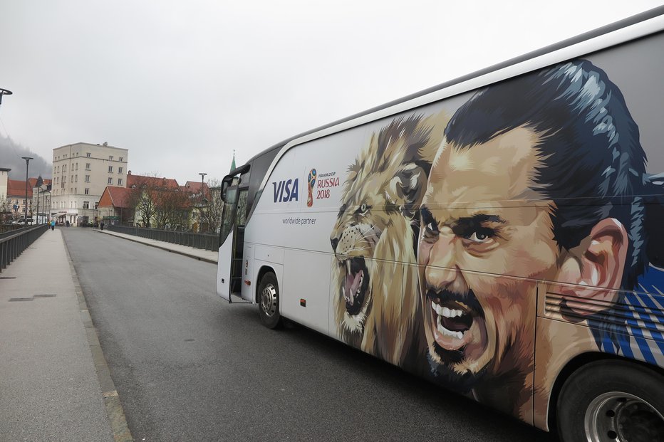 Fotografija: Čez kokrški most je v mesto zapeljal avtobus s podobo slavnega nogometaša. FOTO: Špela Ankele