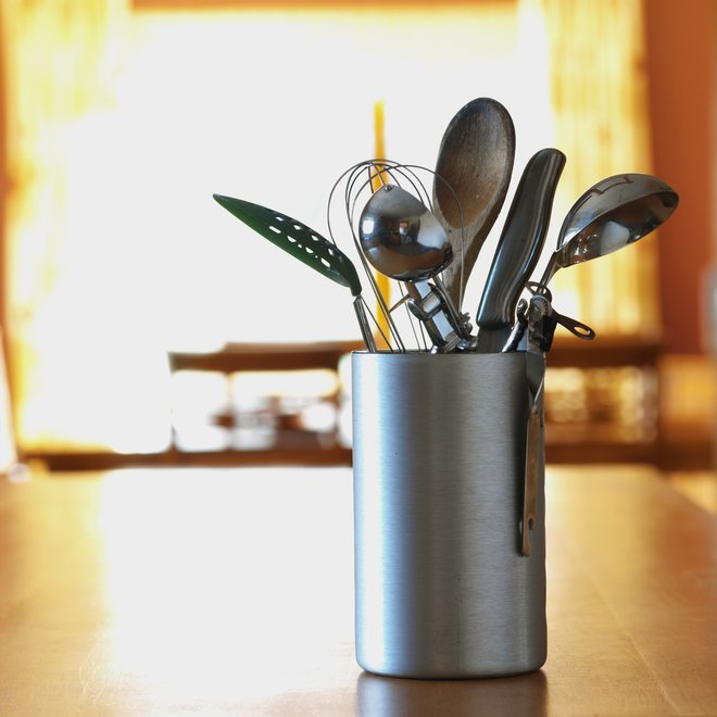 Med nepogrešljive pripomočke spadajo kuhalnice, zajemalke in penovka, dobrodošla je metlica za stepanje. FOTO: Guliver/Thinkstock