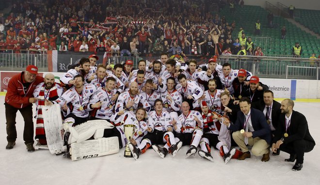 Hokejski železarji so v Tivoliju bučno proslavili nov naslov prvaka s svojimi najzvestejšimi navijači. Foto: Jože Suhadolnik